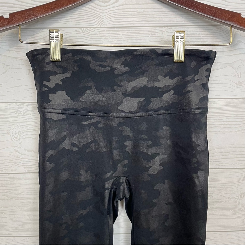 SPANX Look At Me Now Camo Leggings Size Small - Picture 4 of 9